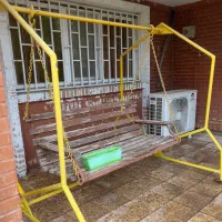 باربیکیو و تاب و یک آبشار برای داخل حیاط