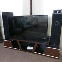 میزتلویزیون ۵۵اینج سالم در حد نونو ۱۷۰۰جنس هایگلاس