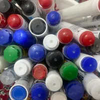 تعدادی ماژیک وایت برد
