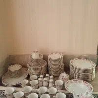 مقداری ظروف چینی وغذاخوری