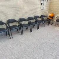 تعدادی میزوصندلی اداری