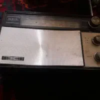 یک دستگاه رادیو قدیم ساخت ژاپنی