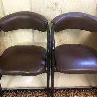 سه صندلی و دو میز و یه میز رایگان