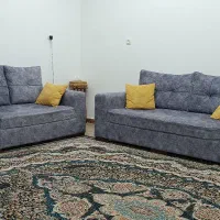 یک دست مبل راحتی به فروش می‌رسد