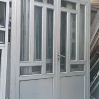 درب نقرای باشیشه آلومنیم نقرای سنگین