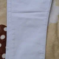 یک عدد شلوار لی سفید نونو حتی مارکش روش هست