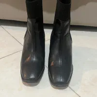 یک جفت بوت زنانه مشکی چرم مصنوعی
