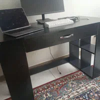 میز تحریر و کامپیوتر