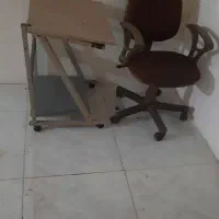 صندلی چرخ دار و میز مطالعه