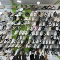 فروشنده اقا برای کفش قسمت زنانه و مردانه