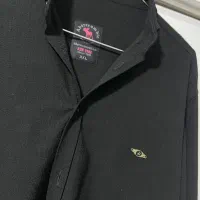 تعدادی پیرهن مردانه و شلوار جین