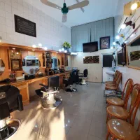 سه نفر همکار ارایشگر مرد ماهر