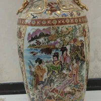 گلدان بلند عتیقه با طرح و نقش قدیمی