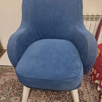 دو عدد مبل تکی با میز وسط و عسلی کاملا سالم