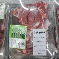 قصاب حرفه ای آشنا به زدن بشقاب گوشت