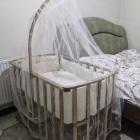 گهواره و تخت کنار مادر