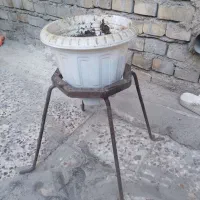 یک جا گلدونی فلزی سنتی زیبا همراه با گلدان