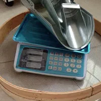 ترازو دیجیتالی و وسایل تخمه