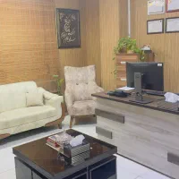 منشی خانم در دفتر وکالت