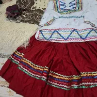 لباس محلی  به همراه روسری پشمی و دستمال سر