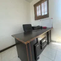 میز مدیریت همراه با سه کشویی کنار و صندلی مدیریت