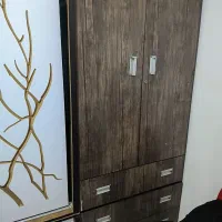 یک عدد کمد سه تیکه و یک کمد سه کشو داره سالم