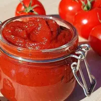 به یک نفر خانم جهت درست کردن رب گوجه فرنگی