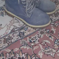 سه عدد پوتین|کیف، کفش، کمربند|میانه, |دیوار