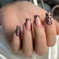 خدمات کاشت ناخن و احیا و صافی مو (کراتین)