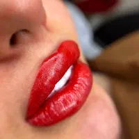 خدمات و آموزش آرایش دائم