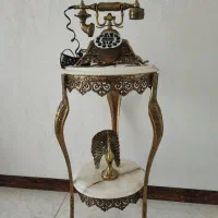 تلفن و میز پایه و طاووس
