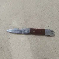 تسبیح سندلوس و تعدادی چاقو