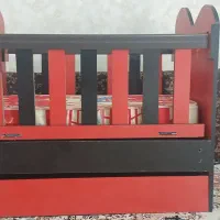 تخت خواب نوزاد گهواره دارد