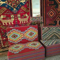 نشیمن سنتی با رویه گلیم دستبافت