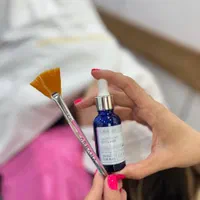 مدل برای پاکسازی پوست