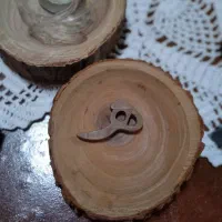 (۸۱)پلاک گردنبند دست‌ساز چوبی|بدلیجات|رشت, جانبازان|دیوار