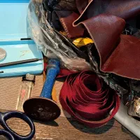 مقداری لوازم چرم دوزی