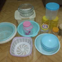 تعدادی ظروف پلاستیکی و شیشه ای