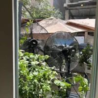 باریستا سالن کار و ویتر در دوشیفت کاری مجزا