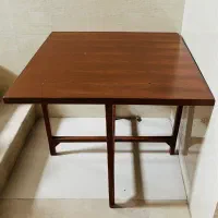 میز مربع کاملا سالم و مرتب