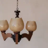 لوستر چوبی قهوه ای رنگ با حباب شیشه ای