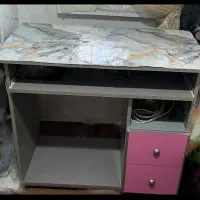 میز تحریر و کامپیوتر