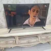 تلویزیون الجی 42 و میز تلویزیون و جا کفشی