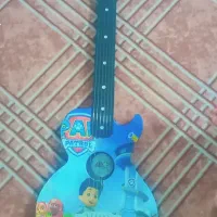 یک عدد گیتار و قایق خودران
