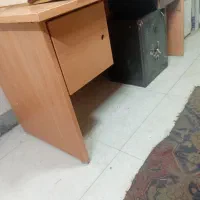 میز تحریر و کامپیوتر