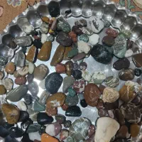 تعدادی سنگ زینتی