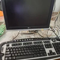 کامپیوتر رومیزی با همه لوازم