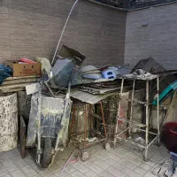 تعدادی تخته و بشکه و لوازم بنایی به فروش میرسد