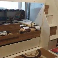 تخت خواب دوطبقه به همراه تخت مهمان در پایین تخت