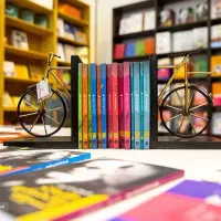 فروشنده خانم برای نمایشگاه کتاب